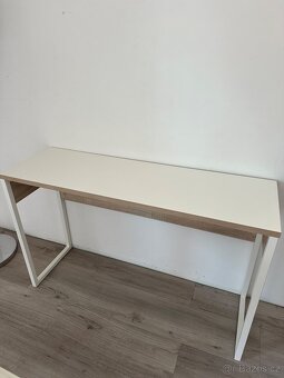 Dřevěný stůl s kovovými nohy - 3