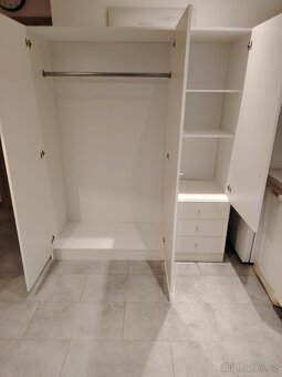 Nová velká šatní skříň v bílém lesku - 3