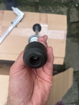 Husqvarna 701 Svartpilen - padák do os předního kola - 3