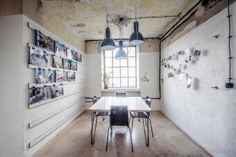 Dřevěná kuchyně na míru s barem a komodou - 3