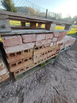 Pálené cihly očištěné 7Kč/kus - celkem cca 1000 kusů - 3