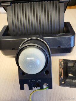 Halogenový světlomet černý s pohybovým senzorem - 3