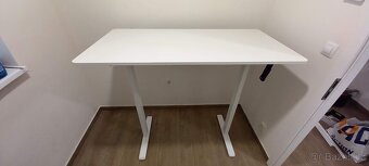 Výškově nastavitelný stůl 140×70 cm bílý - 3