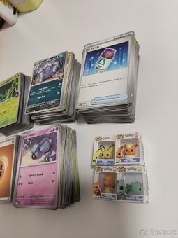 Prodám kartičky Pokémon 561kusu plus funko cena 1000 - 3