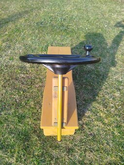 Hravá lavička ve tvaru auta - 3