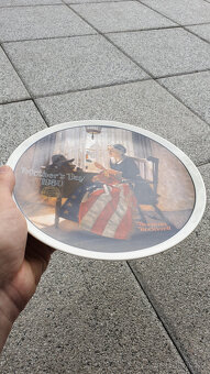 Porcelánový talíř Norman Rockwell KNOWLES,Den matek 1980 USA - 3