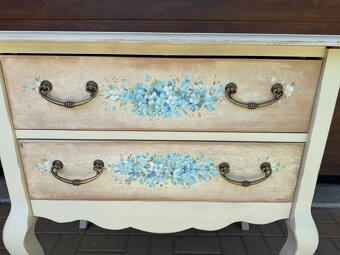 ručně malovaná komoda z masivu - 3
