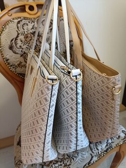 Kabelka Guess s peněženkou a popruhem. - 3