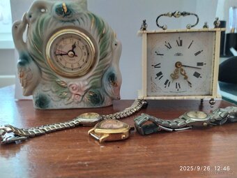 Nabízím staré stolní hodiny 2ks a dámské hodinky 3ks - 3