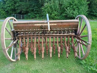 Historický secí stroj - 3