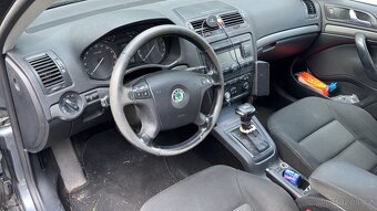 Škoda Octavia 2 , 1,9tdi 77kw automat - 3