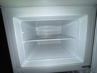 Lednice s mrazákem Electrolux EJ2801AOW2 - plně funkční - 3