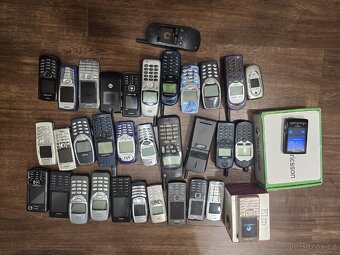 Mix mobilních telefonů 34ks - Siemens SL10, Xperia, Ericsson - 3