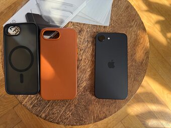 REZERVACE: iPhone 16e 128GB + příslušenství, záruka - 3