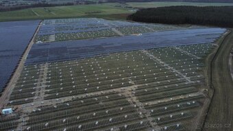 Ponúkame prácu pre montérov solárnych panelov na poliach. - 3