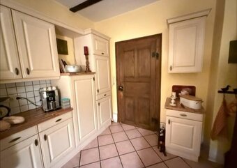 Krémová venkovská kuchyně s vestavěnými spotřebiči,5654 - 3