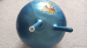 Prodám nafukovací sekeru, míč, košík, vaničku, čelenku .... - 3