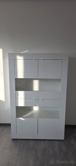 Bílá prosklená komoda - 3