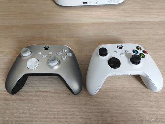 Xbox series S, 2x ovladač, dokovací stanice. - 3