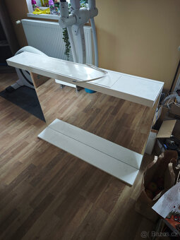 Skříňka s umyvadlem a zrcadlem - 3