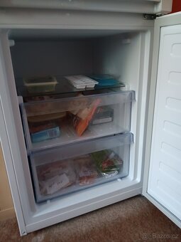 Lednička s mrazákem dole 1 rok stará - 3