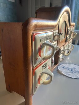 Vintage kuchyňská skříňka s keramickými dozami - 3