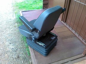Traktorová sedačka s mechanickým odpružením. - 3