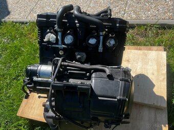 Suzuki GSF 1250 motor - 3