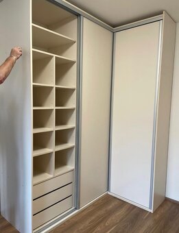 Rohová vestavěná šatní skříň - 3
