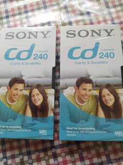 vyřezávaná polička - dřevo, kbelíčky, stereo - 3