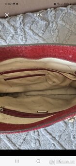 Vínová  kabelka Guess - 3