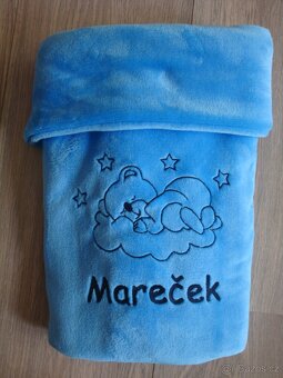 Deka s výšivkou jména na přání více barev - 3