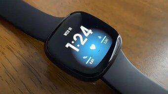 Chytré hodinky Fitbit Versa 3 - 3