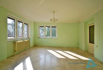 Prodej prostorného rodinného domu v klidné části Nové Paky – - 3