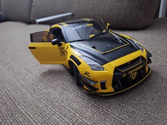 Nissan Skyline 1:18 Solido - 3