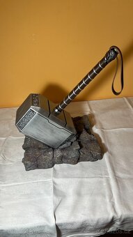 Thorovo kladivo Mjolnir – masivní replika s podstavcem - 3