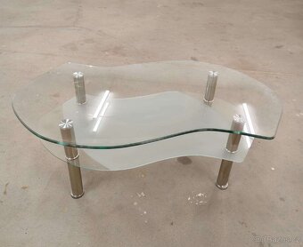 Designový skleněný stolek do obýváku - 3