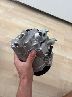 Kompresor klimatizace se spojkou na Mercedes - 3