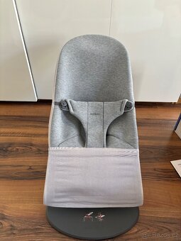 BabyBjörn Lehátko Bliss Light Grey 3D Jersey + hračka - 3