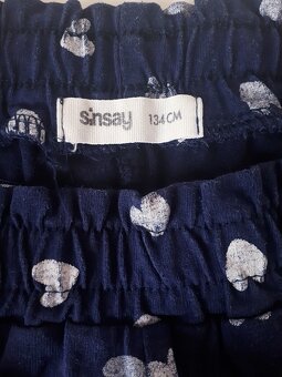 BAVLNĚNÉ ŠORTKY SE SRDÍČKY • KRAŤASY • zn. SINSAY vel. 134 - 3