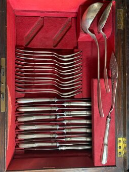 Prodám set stříbrných příborů pro 12 osob 3500g stříbra - 3