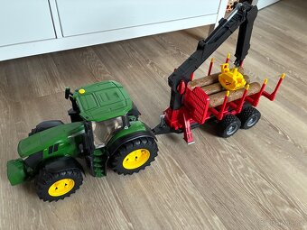 Bruder traktor John Deere se zadním přívěsem a 4 kládami - 3