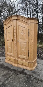 Celomasivní policová skříň - 3