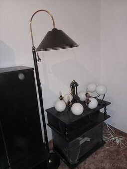 Obývací stěna s lustrem a lampami - 3