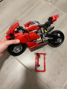 LEGO® TECHNIC 42107 DUCATI PANIGALE V4 R - 3