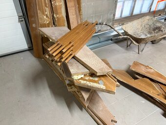 Dubové schodiště, dřevo rozebrané - 3