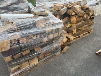 Prodám palety s štípaným palivovým dřevem. - 3