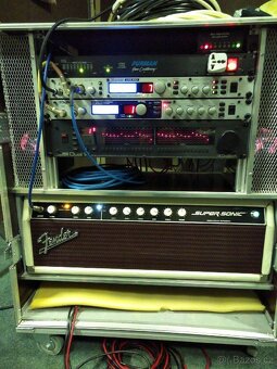 Prodám case na zesilovač a rack 8U - 3