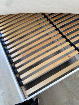 Postel 140×200 cm s matrací a roštem – jako nová - 3