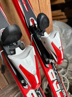 Sjezdové lyže červené v hezkém stavu - 3